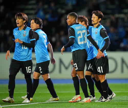 川崎F対ジョホール　前半、先制点を決めチームメートと喜び合う川崎F家長（右）（撮影・垰建太）