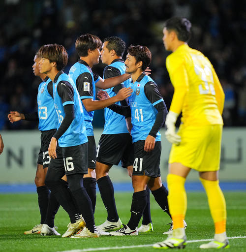 川崎F対ジョホール　前半、先制点を決めチームメートと喜び合う川崎F家長（中央右）（撮影・垰建太）