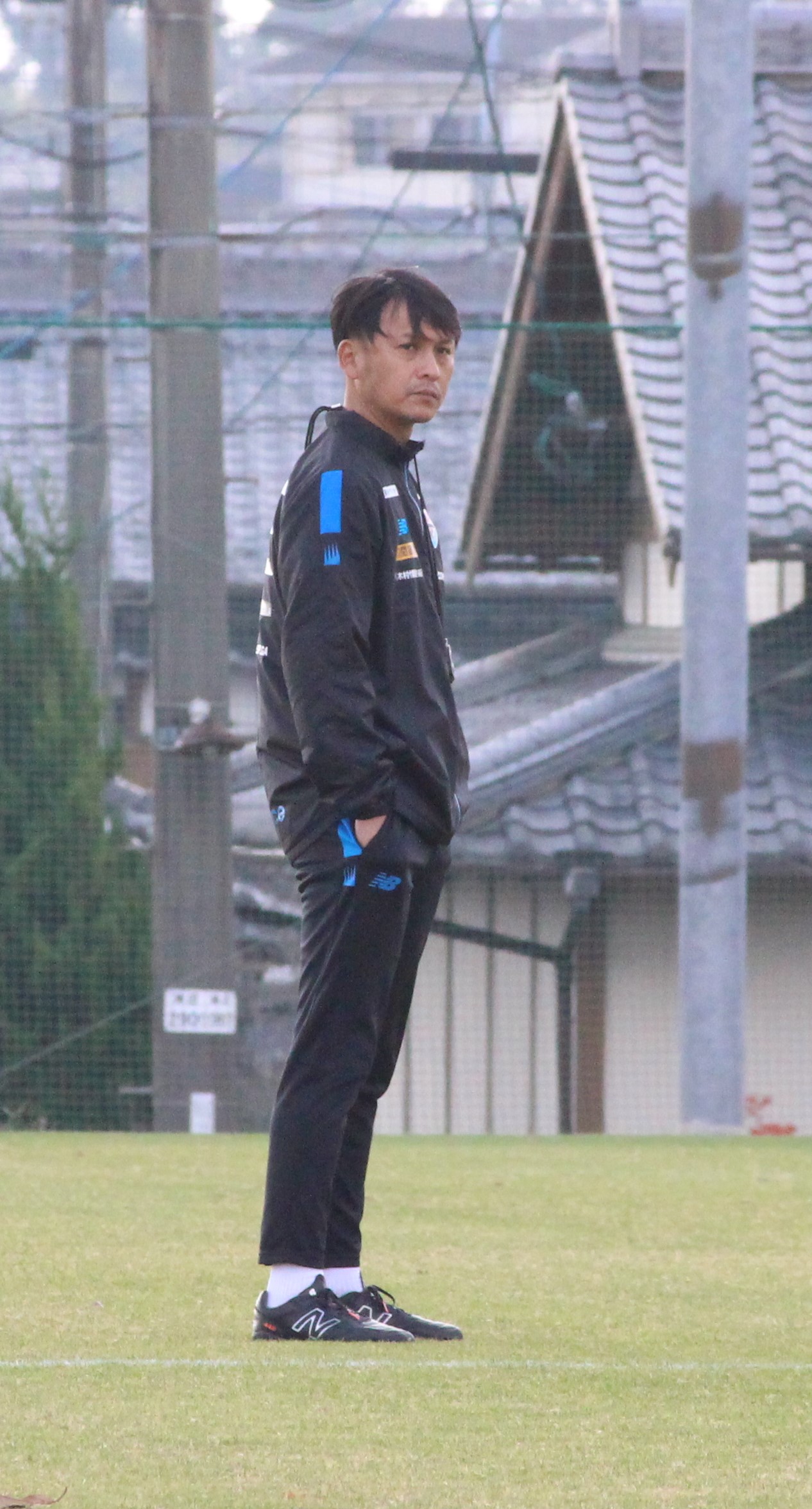 練習を見守る鳥栖川井健太監督（撮影・菊川光一）＝2023年11月28日、佐賀・鳥栖市