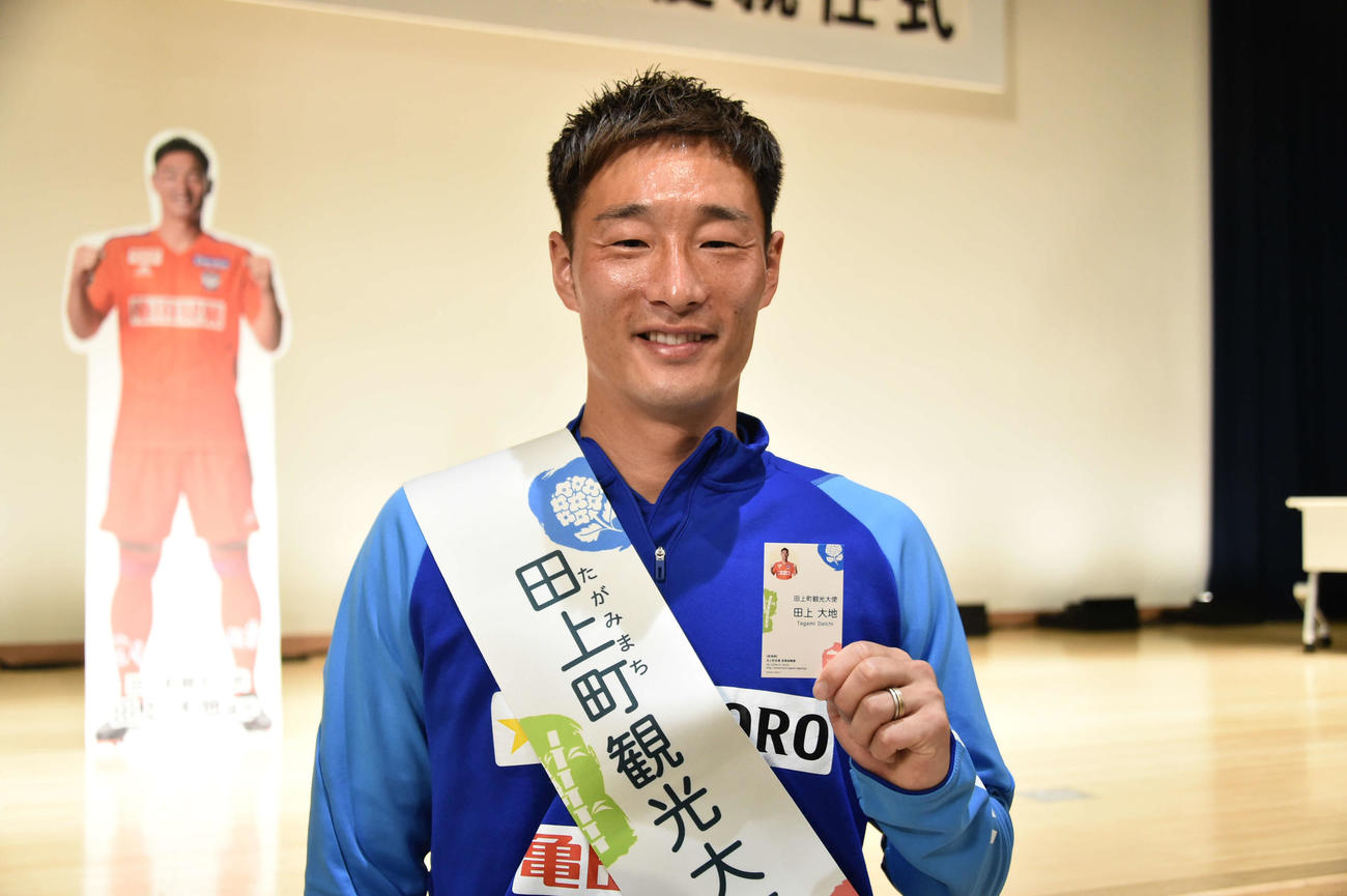 田上町の初代観光大使に就任した新潟の田上。観光大使の名刺を手に町のPRを誓う（2023年3月29日撮影）