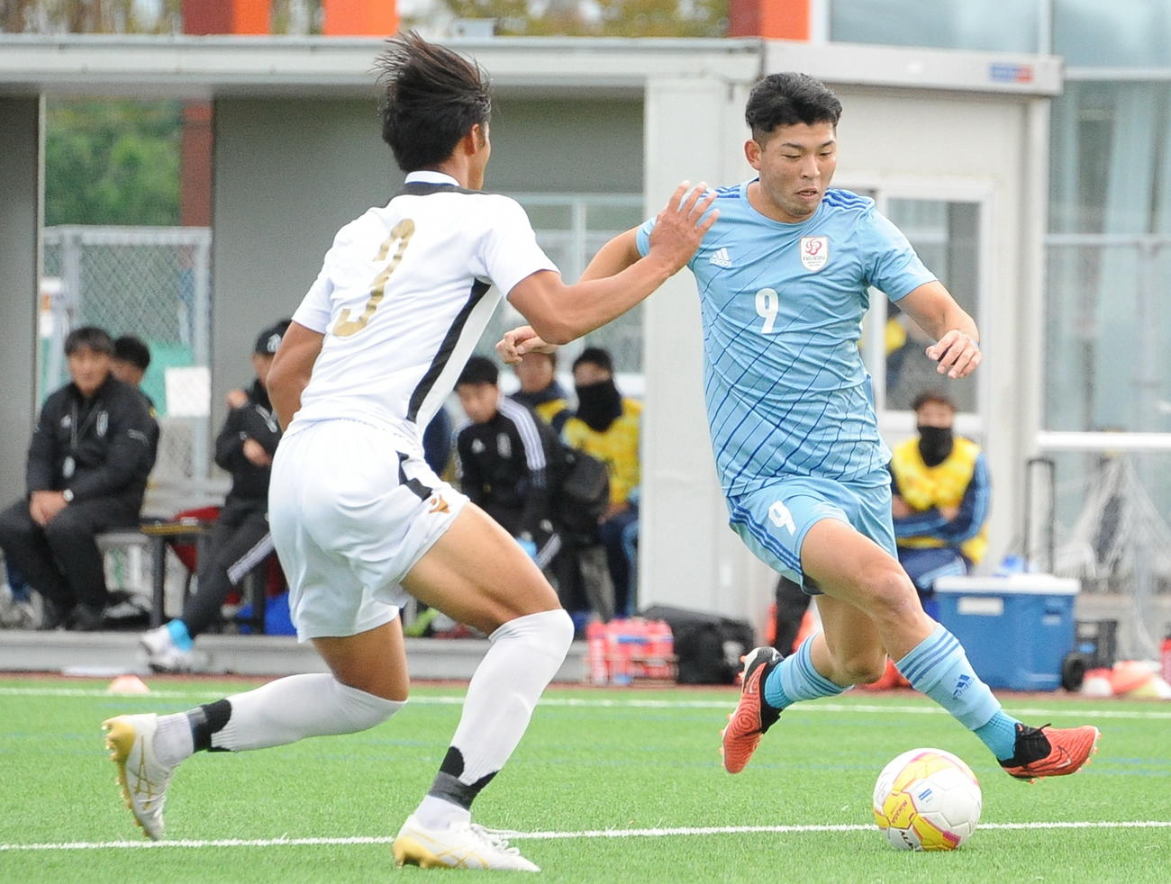 J3ガイナーレ鳥取への来季加入内定が発表された新潟医療福祉大の田中（右）