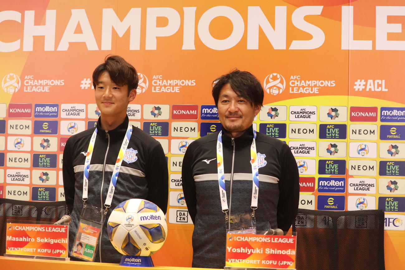 アジア・チャンピオンズリーグのメルボルンC戦を前に公式会見に臨んだ甲府関口（左）と篠田監督