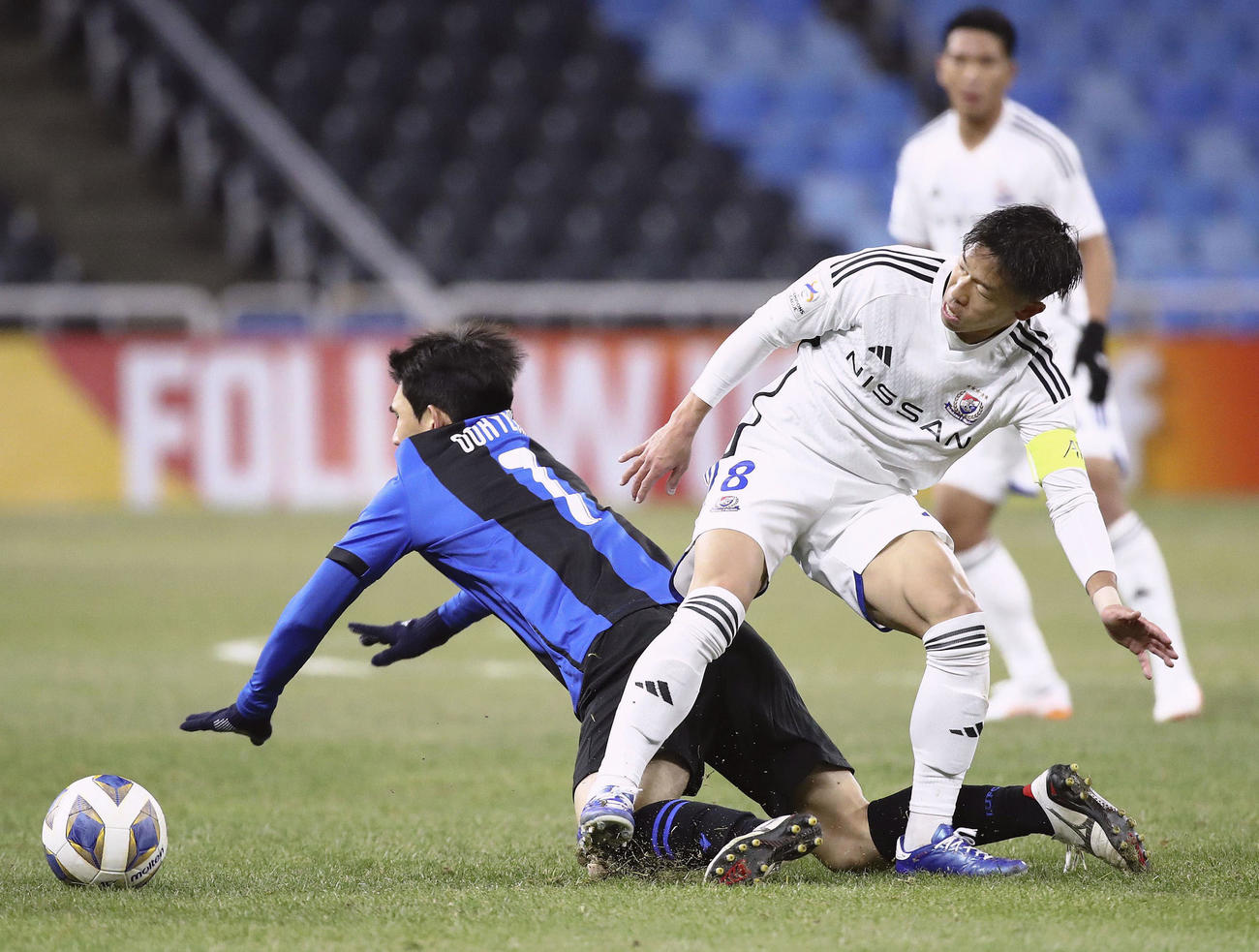 仁川戦で競り合う横浜M・喜田（右）（ゲッティ＝共同）