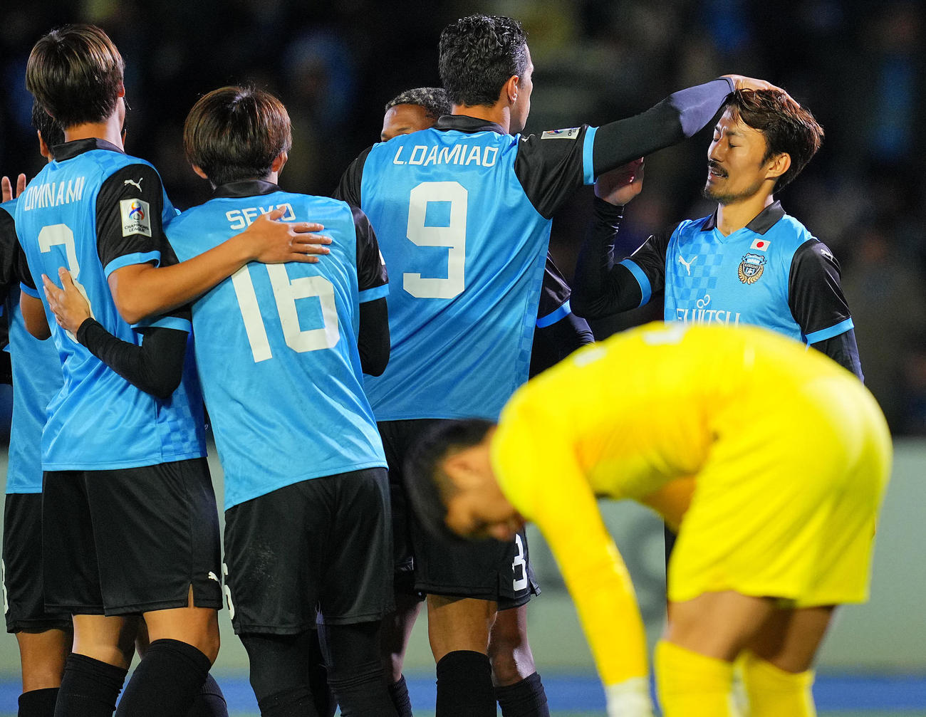 川崎F対ジョホール　前半、先制点を決めチームメートと喜び合う川崎F家長（右）（撮影・垰建太）