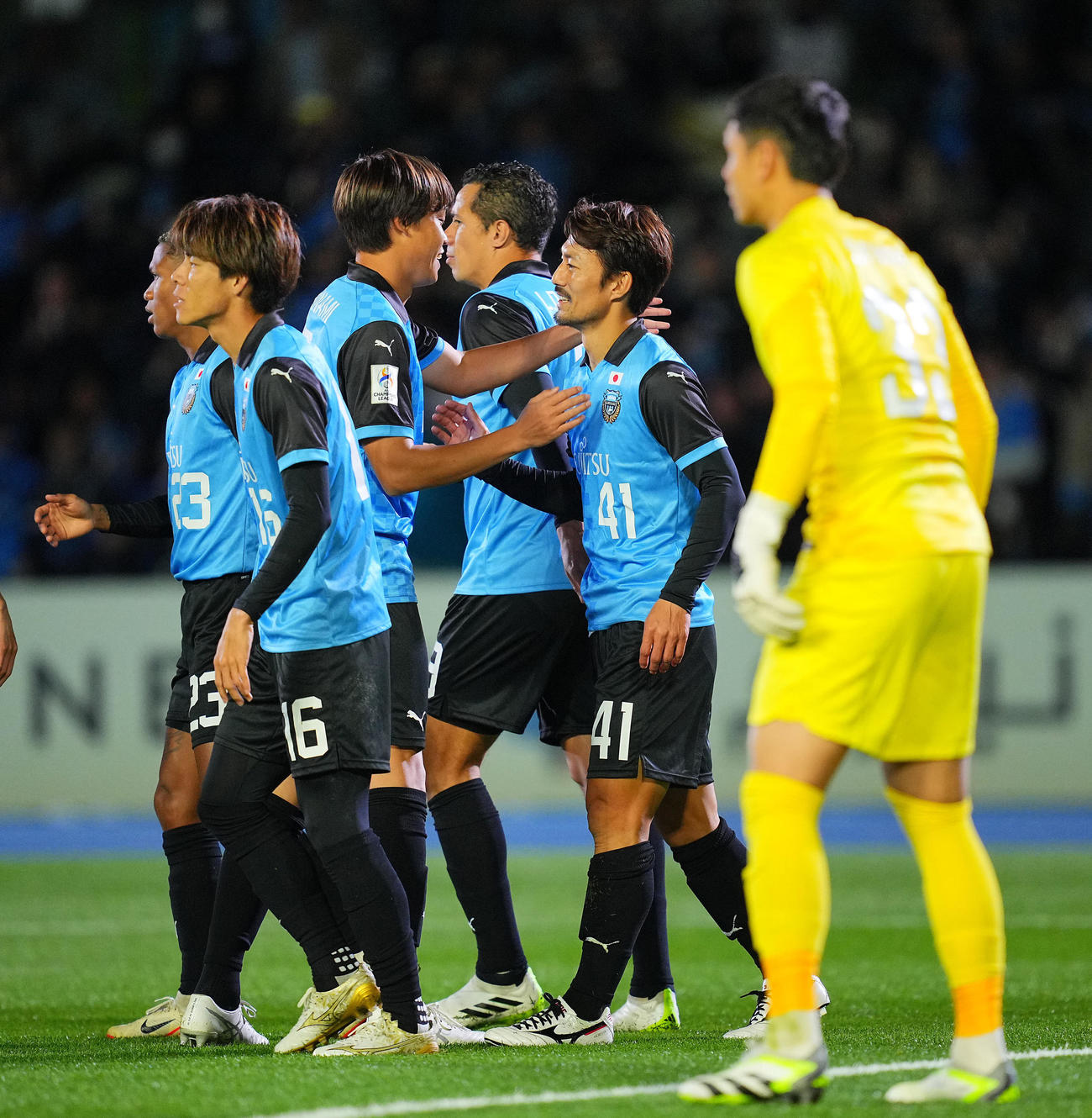 川崎F対ジョホール　前半、先制点を決めチームメートと喜び合う川崎F家長（中央右）（撮影・垰建太）