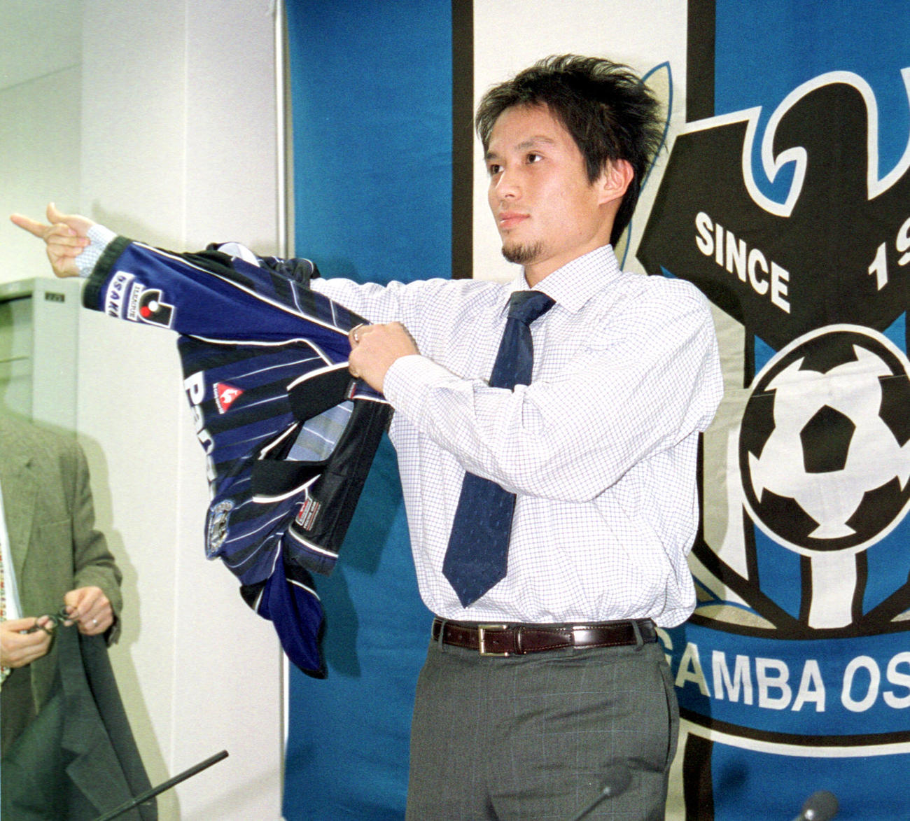 ウェストハムへの移籍が合意に達せず再びガンバのユニホームを着ることになった宮本恒靖（2001年2月撮影）