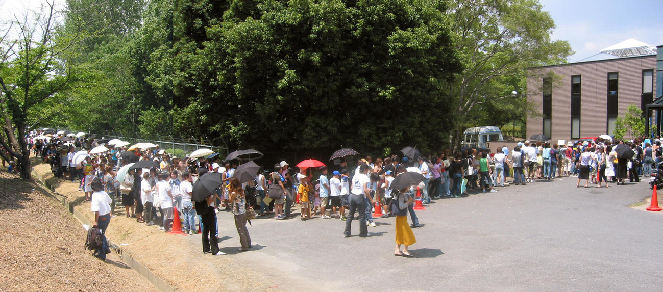 サインと写真を求めて700人が行列をなしたガンバ大阪（G大阪）の宮本恒靖サイン会（2002年8月撮影）