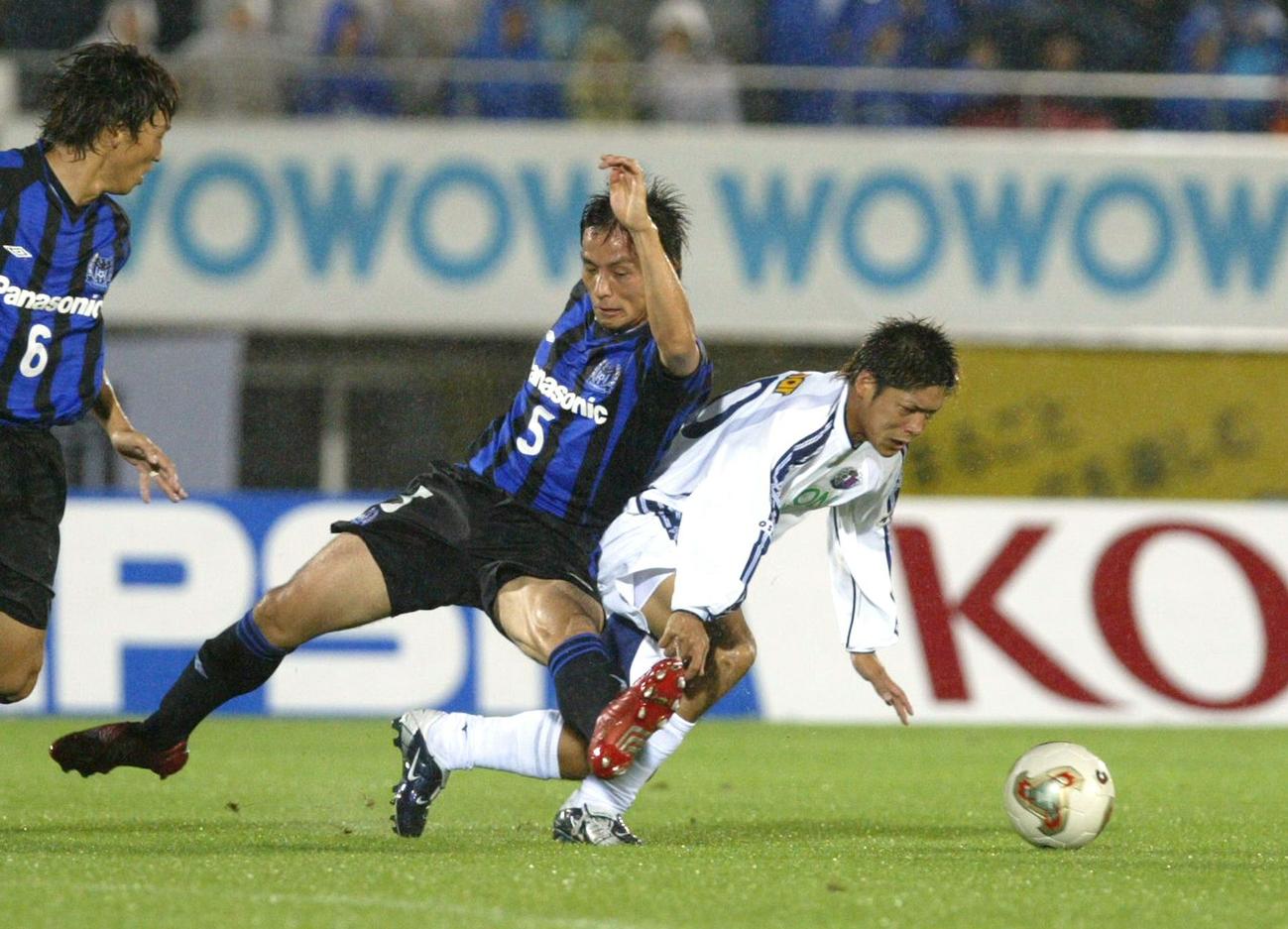 G大阪対C大阪　前半7分、G大阪宮本恒靖（左）と競り合うC大阪FW大久保嘉人（2003年7月撮影）