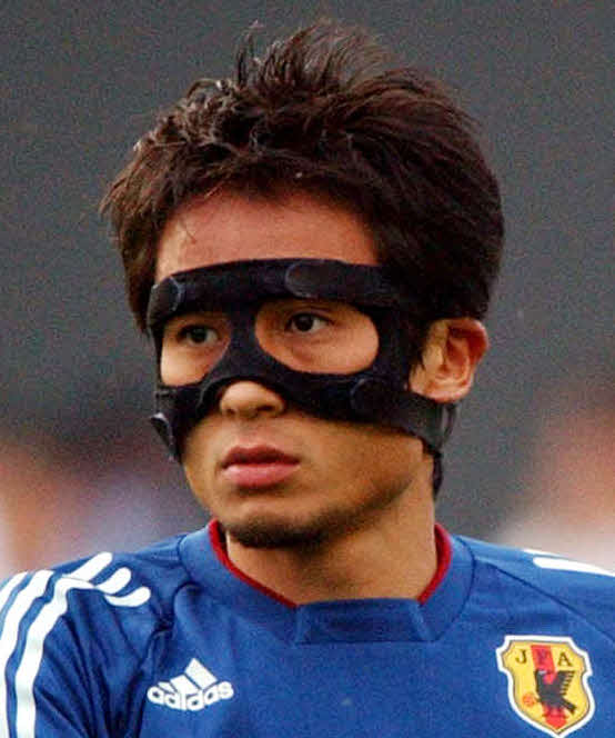 日韓W杯　フェースガードを付けて入念なウォームアップを行う日本代表DF宮本恒靖（02年6月17日撮影）