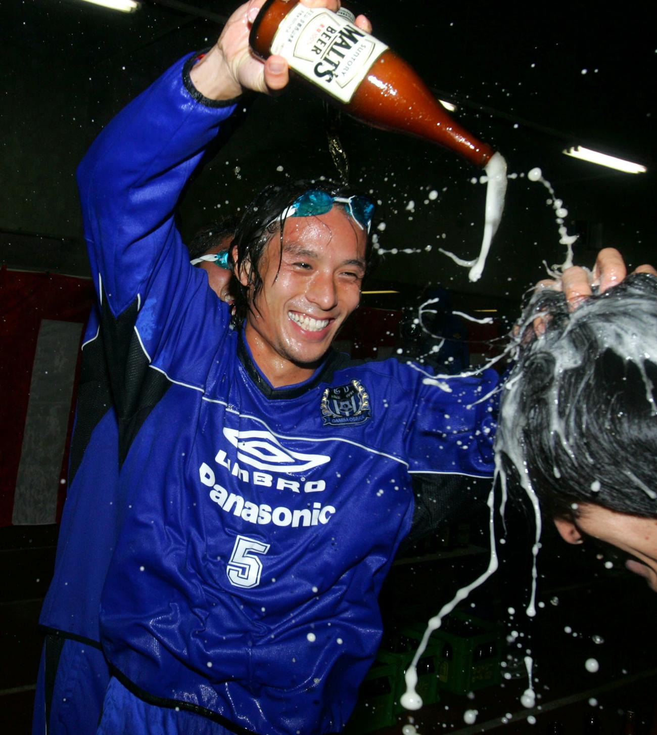 G大阪がJ1初優勝しビールかけで大はしゃぎする宮本恒靖（2005年12月撮影）