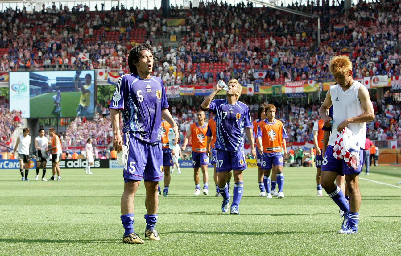 2006W杯ドイツ大会　日本対クロアチア　スコアレスドローに終わった日本代表イレブンは、足取りも重くサポーター席にあいさつに向かった。左手前はDF宮本恒靖（2006年6月18日）