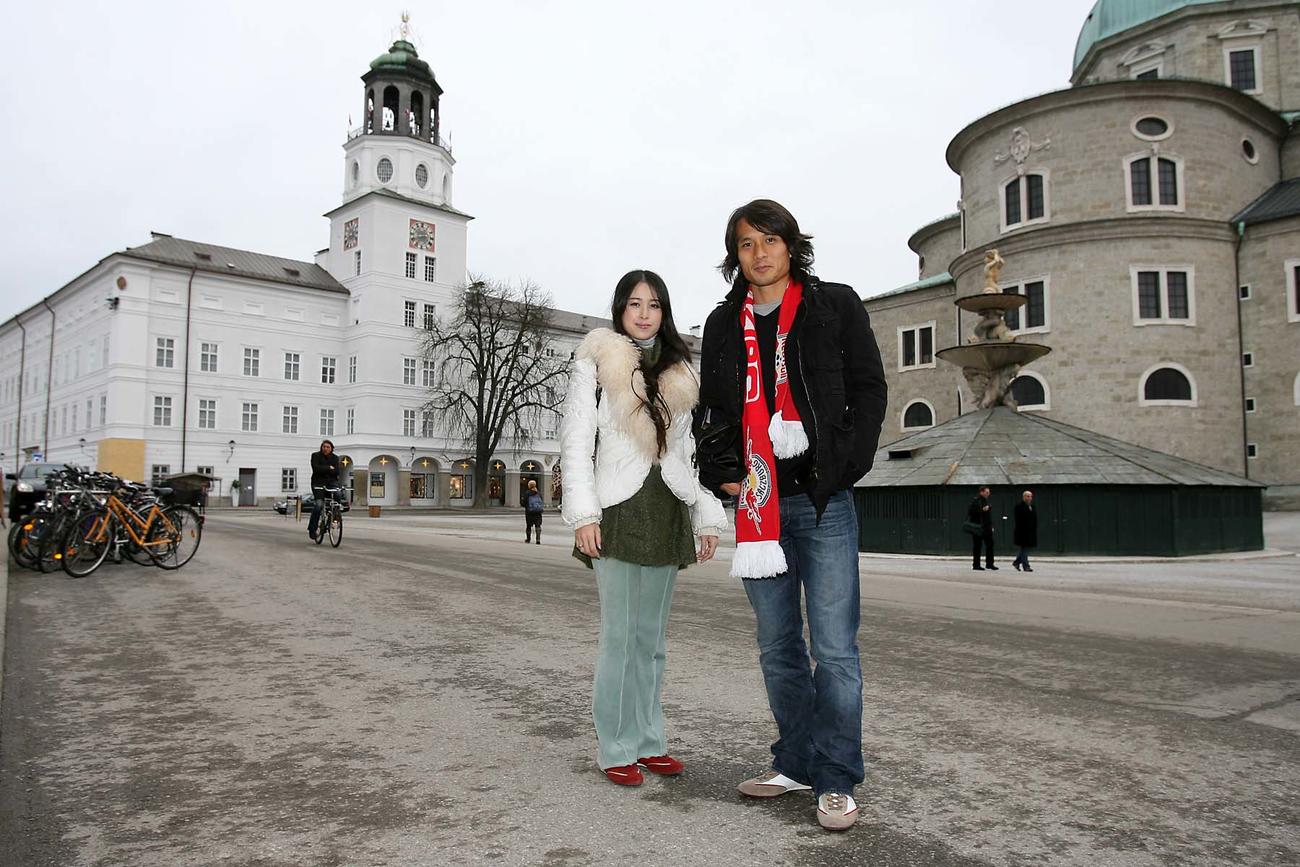宮本光子夫人とともにザルツブルク市内を観光する宮本恒靖（2007年1月）