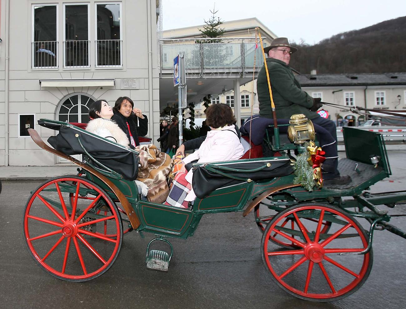 馬車に乗ってザルツブルク市内を観光する宮本恒靖と宮本光子夫人（2007年1月撮影）