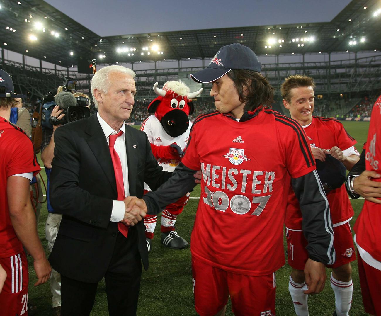 優勝しジョバンニ・トラパットーニ監督と握手するザルツブルク宮本恒靖（2007年4月撮影）