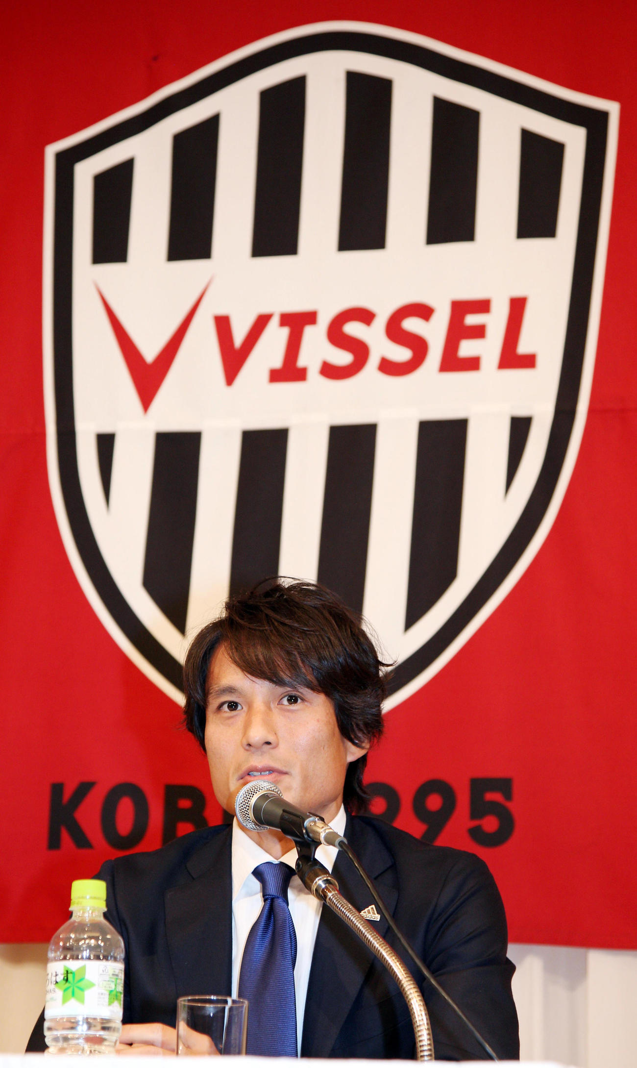 会見で引退を発表する神戸DF宮本恒靖（2011年12月撮影）