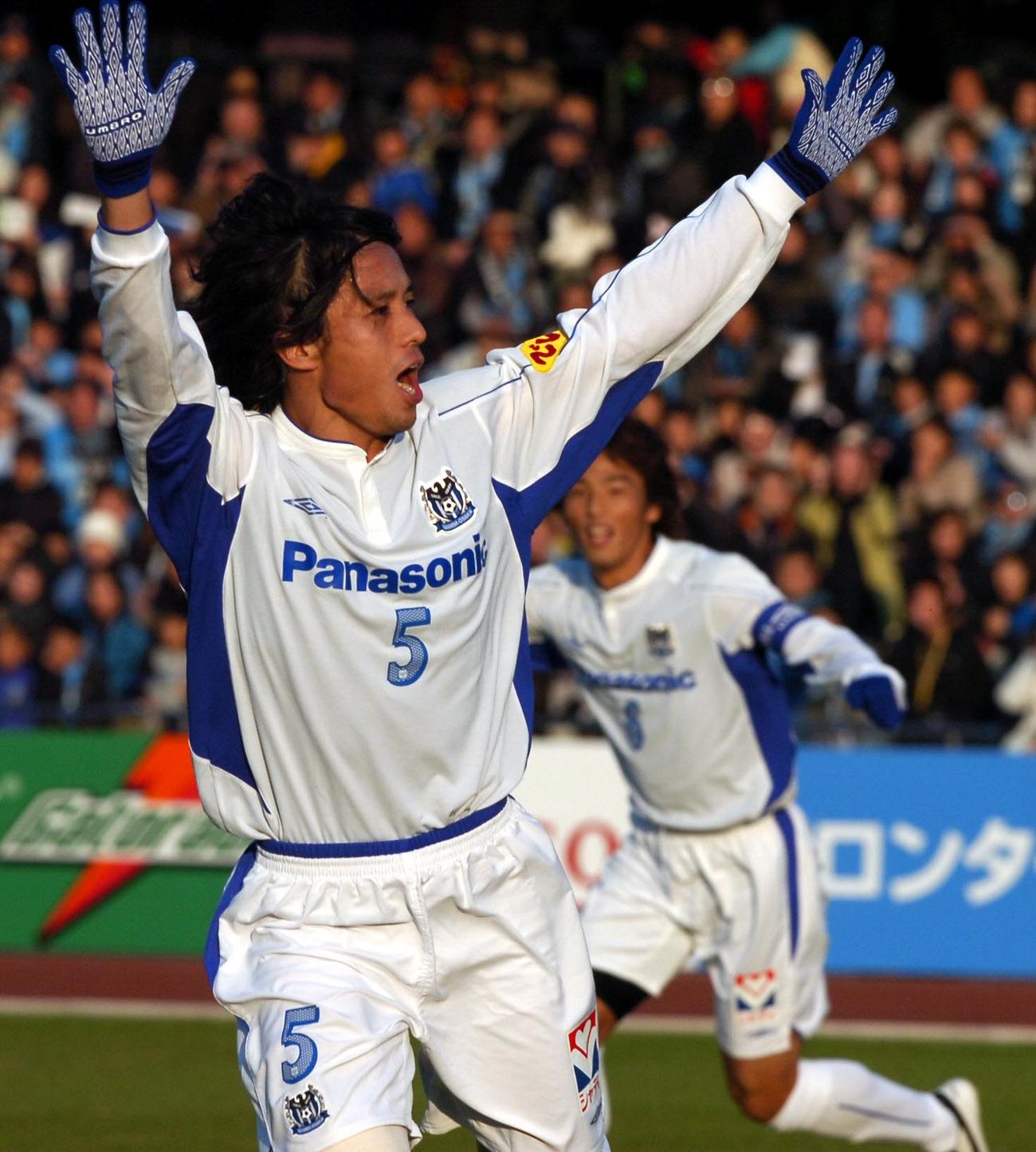 05年12月、川崎F戦の後半、FKを頭で合わせてゴールを決め喜ぶG大阪DF宮本恒靖（05年12月3日撮影）
