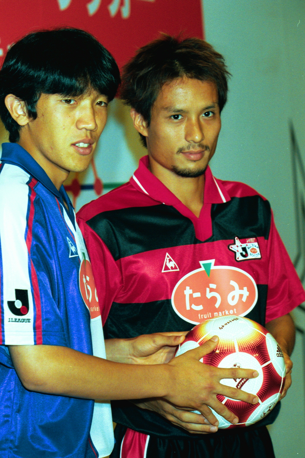 サッカーオールスターの東西ファン投票第1位に選ばれた中村俊輔（左）と宮本恒靖（2000年8月撮影）