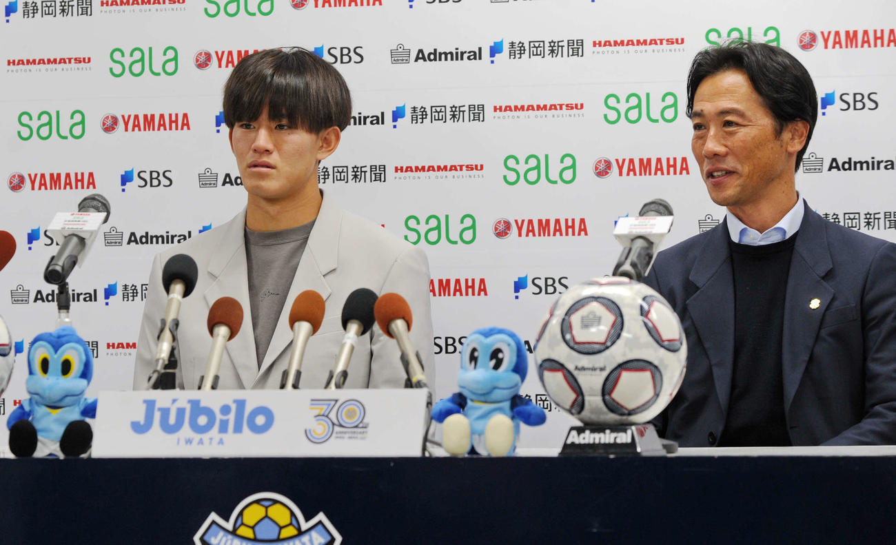 移籍会見に臨んだ磐田FW後藤（左）と藤田スポーツダイレクター　
