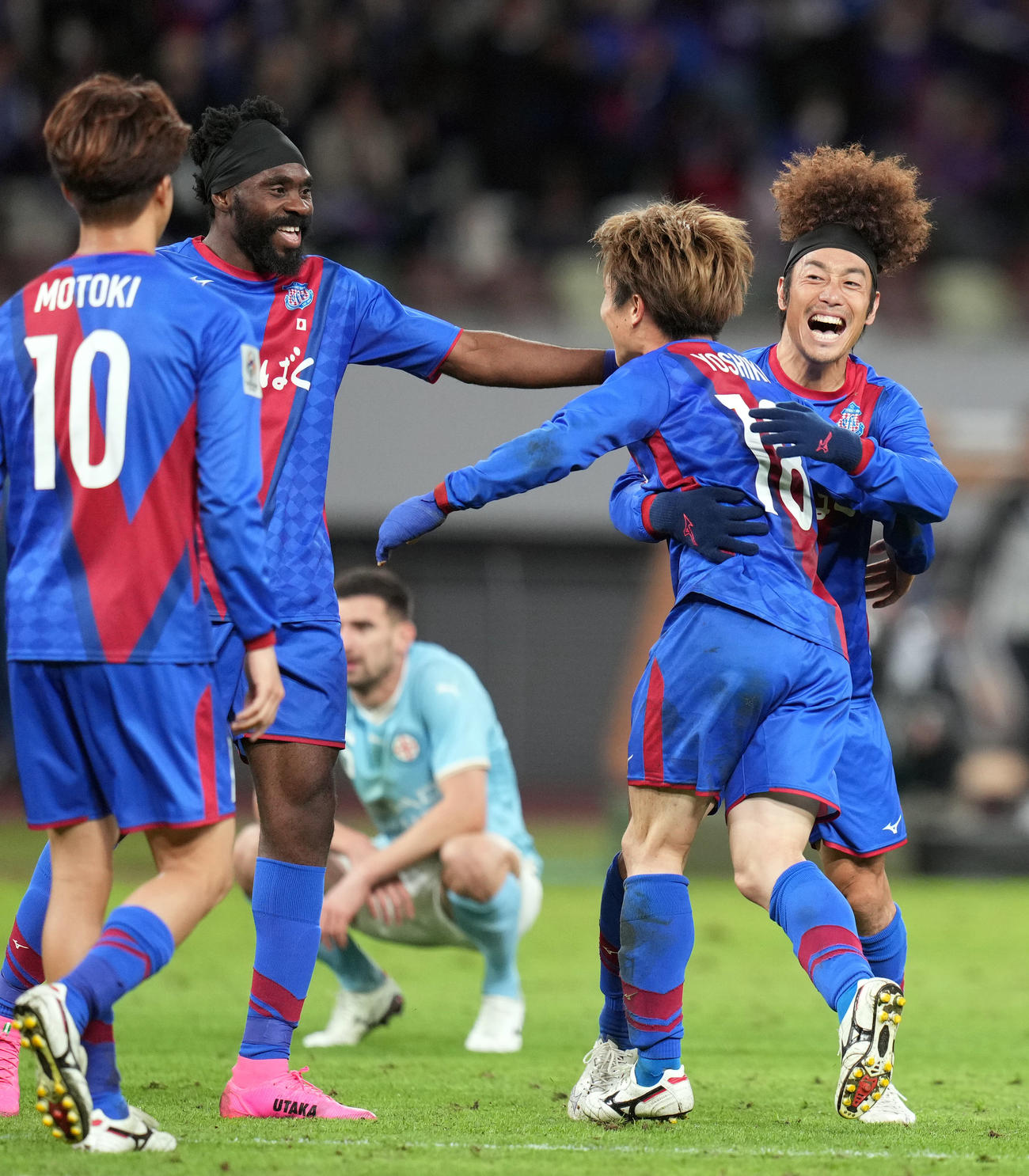 甲府対メルボルン・シティー　前半、ゴールを決めた鳥海（中央）を抱き合い喜ぶ三平（右）ら甲府の選手たち（撮影・狩俣裕三）