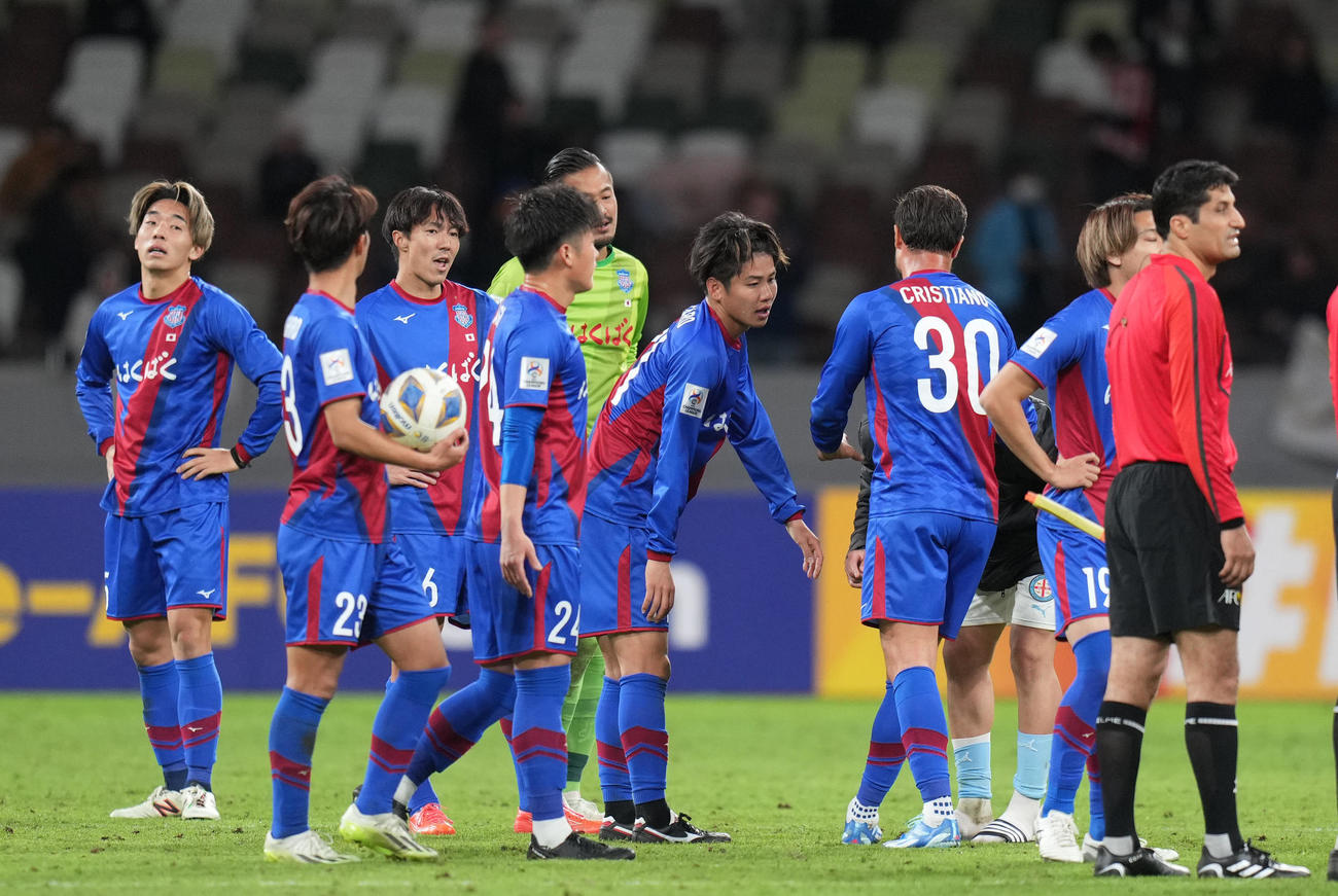 甲府対メルボルン・シティー　試合後、引き分けに終わり、疲れた表情を見せる甲府の選手たち（撮影・狩俣裕三）