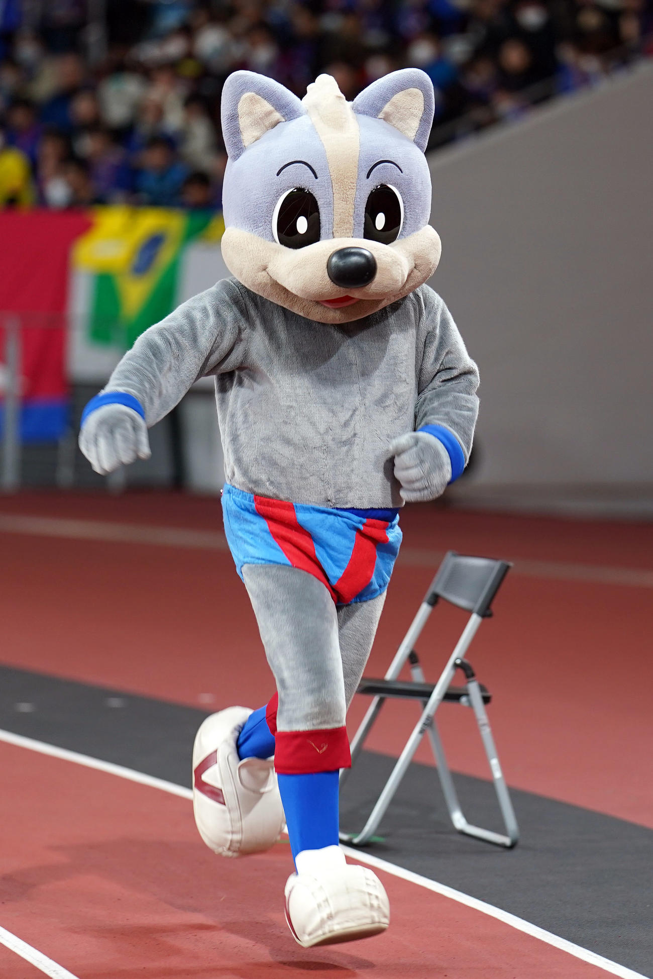 甲府対メルボルン・シティー　パンツ一丁の甲府マスコットのヴァンくん（撮影・狩俣裕三）