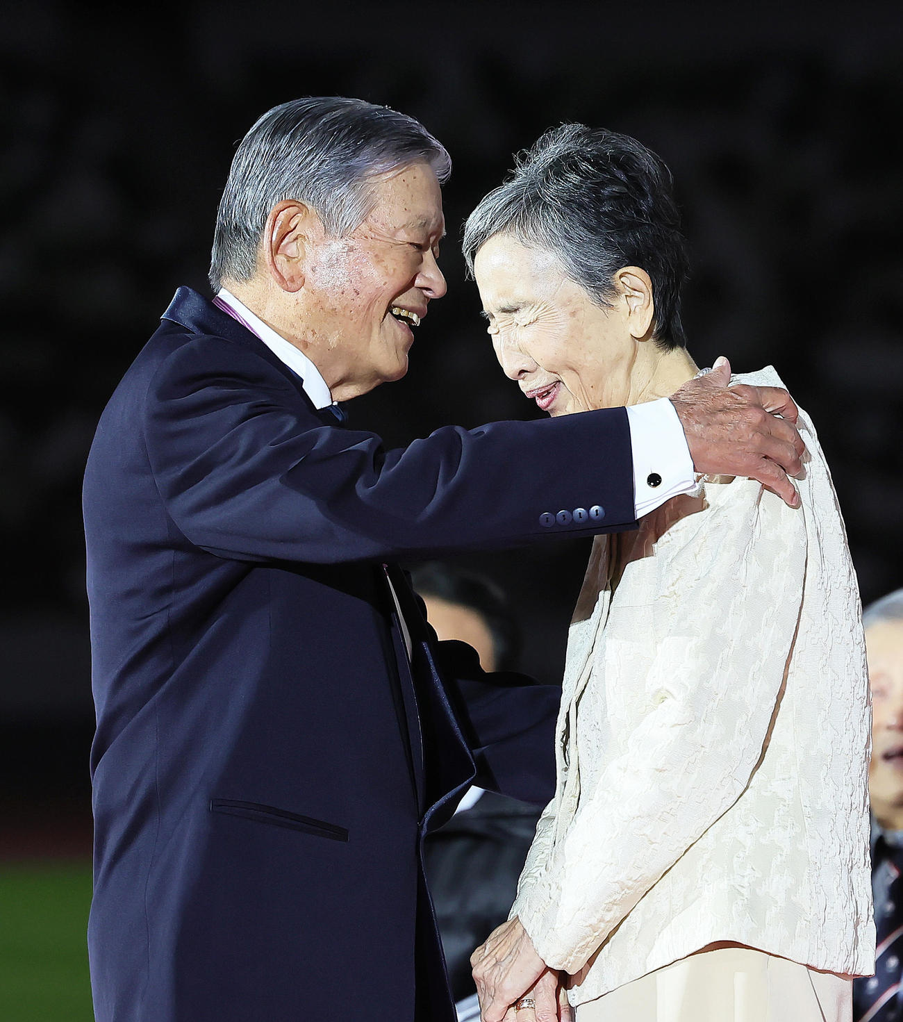 スピーチの途中、川淵氏（左）は康子夫人に感謝の言葉を述べ抱き寄せる（撮影・足立雅史）