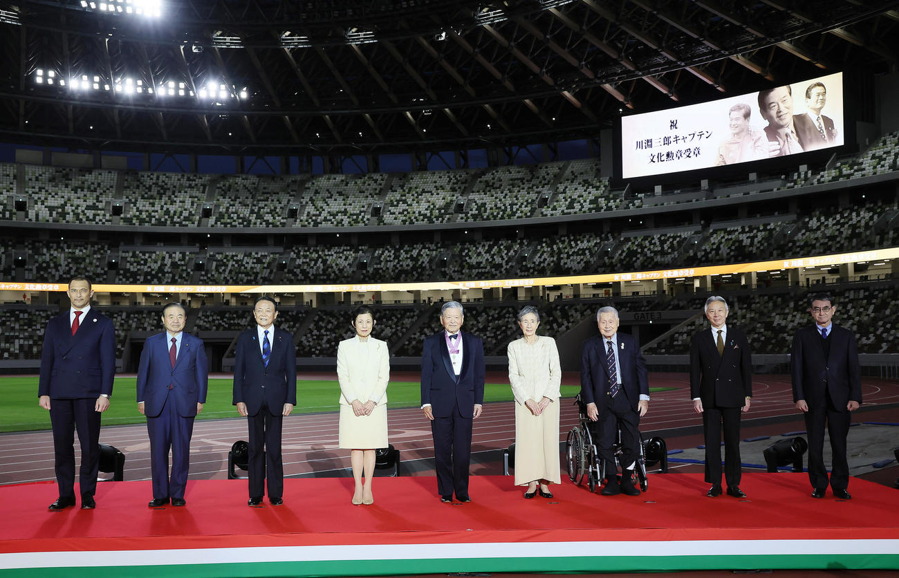 国立競技場での文化勲章受章を祝う会で記念撮影する川淵氏（中央）（撮影・足立雅史）