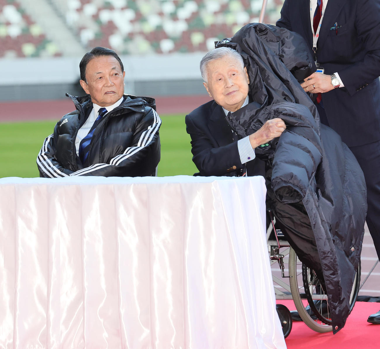 川淵氏の文化勲章受章を祝う会に登壇した麻生太郎氏（左）と森喜朗氏（撮影・足立雅史）