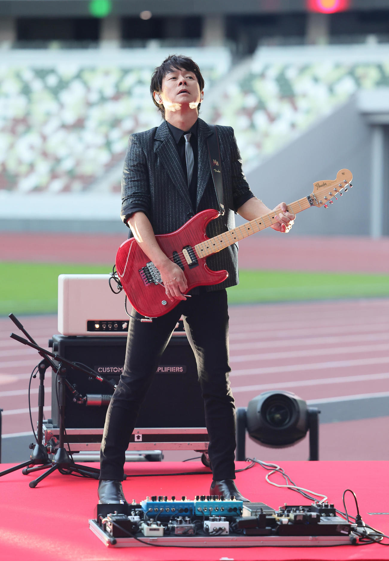 川淵氏の文化勲章受章を祝う会でギター演奏するTUBE春畑道哉（撮影・足立雅史）