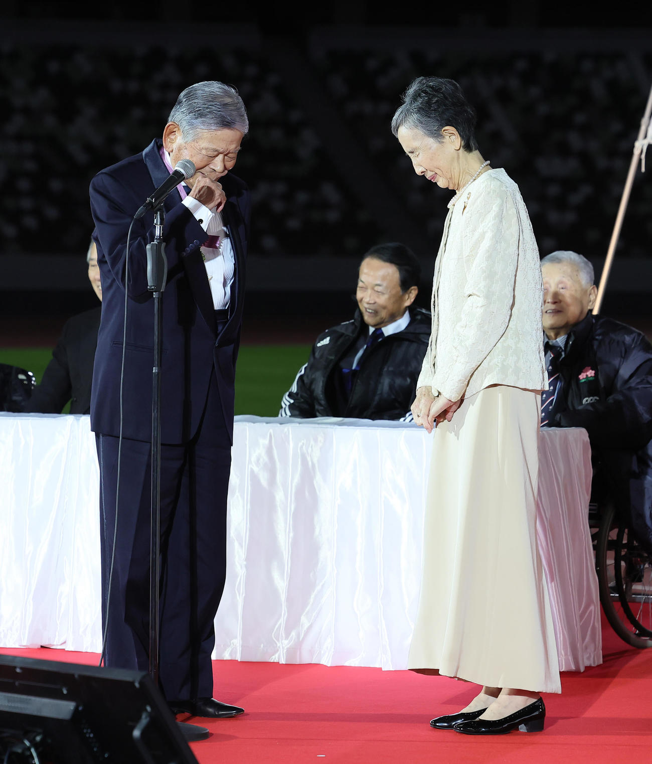 スピーチの途中、川淵氏（左）は康子夫人に感極まった様子で感謝の言葉を述べる（撮影・足立雅史）