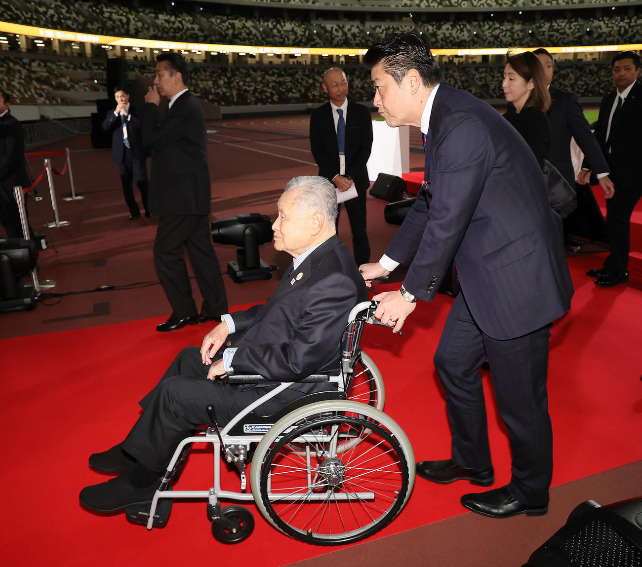 川淵三郎氏の文化勲章受章を祝う会で車いすで移動する森喜朗氏＝2023年11月30日