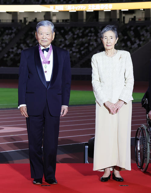 文化勲章受章を祝う会で記念撮影する川淵氏（左）と康子夫人（撮影・足立雅史）