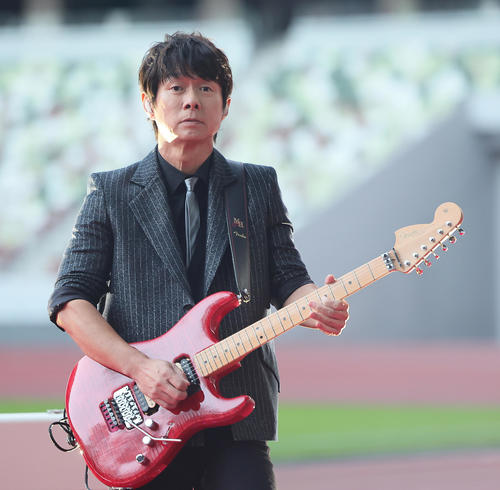 川淵氏の文化勲章受章を祝う会でギター演奏するTUBE春畑道哉（撮影・足立雅史）