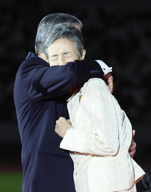 スピーチの途中、川淵氏（左）は康子夫人に感謝の言葉を述べ抱きしめる（撮影・足立雅史）