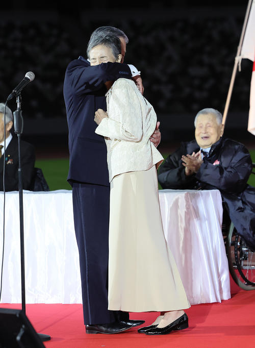 スピーチの途中、川淵氏（左）は康子夫人に感謝の言葉を述べ抱きしめる（撮影・足立雅史）
