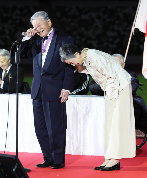 スピーチの途中、川淵氏（左）は康子夫人に感極まった様子で感謝の言葉を述べる（撮影・足立雅史）
