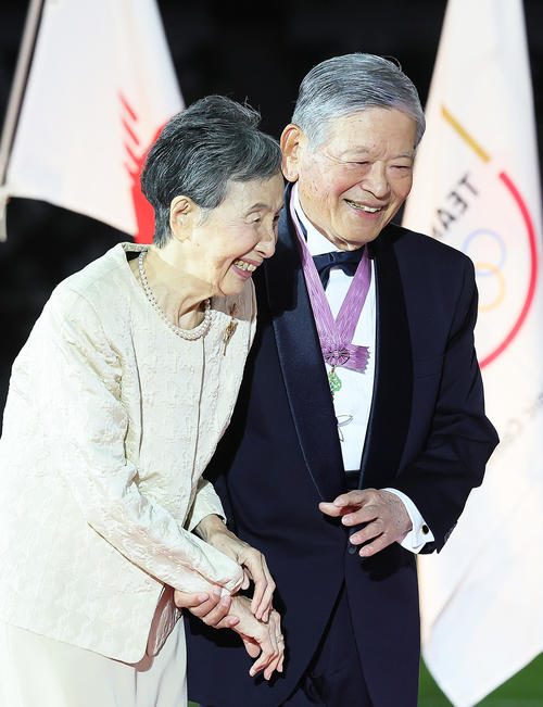 文化勲章受章を祝う会で笑顔を見せる川淵氏（右）と康子夫人（撮影・足立雅史）