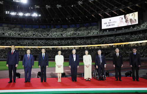 国立競技場での文化勲章受章を祝う会で記念撮影する川淵氏（中央）（撮影・足立雅史）