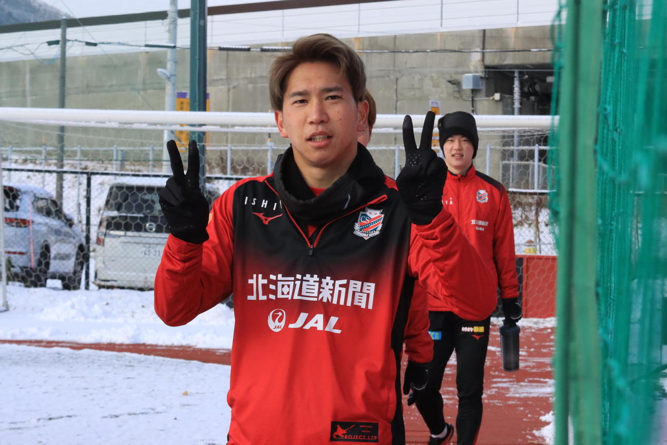最終節浦和戦に向けた練習後、クラブハウスに引き揚げる札幌浅野（撮影・保坂果那）