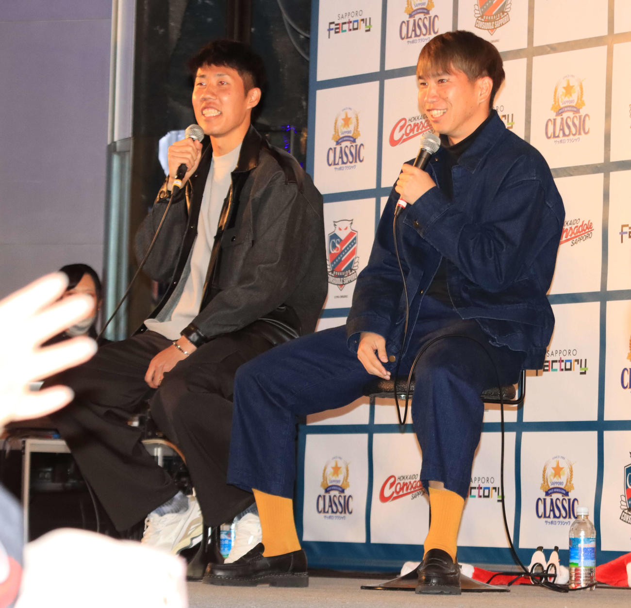 テレビ番組の公開収録に出演した（左から）札幌田中駿と浅野（撮影・保坂果那）