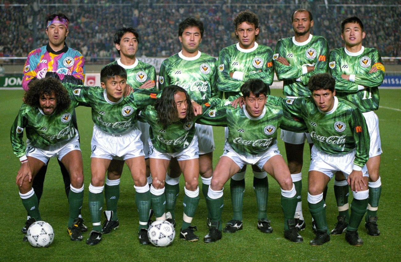 1994年3月12日、平塚戦で写真に納まる、ヴェルディ川崎の選手たち。前列左からMFラモス瑠偉、FW武田修宏、MF北沢豪、DF柱谷哲二、MFビスマルク、後列左からGK藤川孝幸さん、DF石川康、MF加藤善之、DFペレイラ、DFパウロ、FW三浦知良
