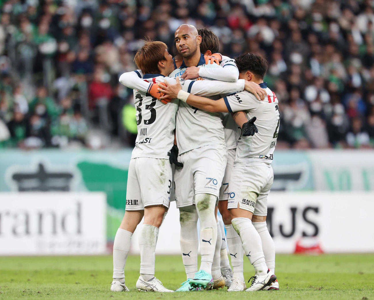 東京V対清水　後半、PKを決め、チームメートから祝福される清水チアゴ・サンタナ（撮影・宮地輝）