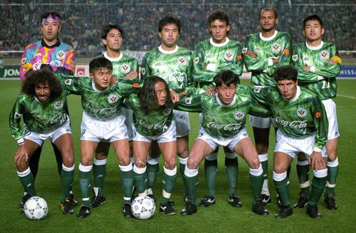1994年3月12日、平塚戦で写真に納まる、ヴェルディ川崎の選手たち。前列左からMFラモス瑠偉、FW武田修宏、MF北沢豪、DF柱谷哲二、MFビスマルク、後列左からGK藤川孝幸さん、DF石川康、MF加藤善之、DFペレイラ、DFパウロ、FW三浦知良