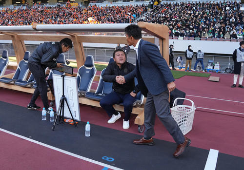 東京V対清水　試合開始直前、握手する清水秋葉監督（中央）と東京V城福監督（右）（撮影・井上学）