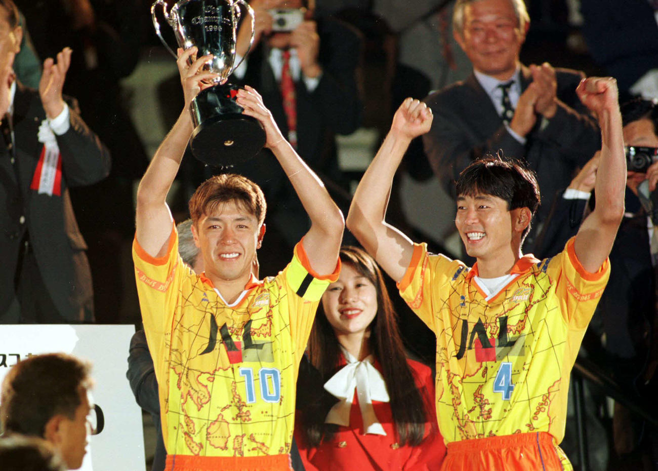 ナビスコ杯決勝で川崎を退け、笑顔でナビスコカップを掲げる清水沢登正朗（左）と堀池巧（1996年9月25日撮影）