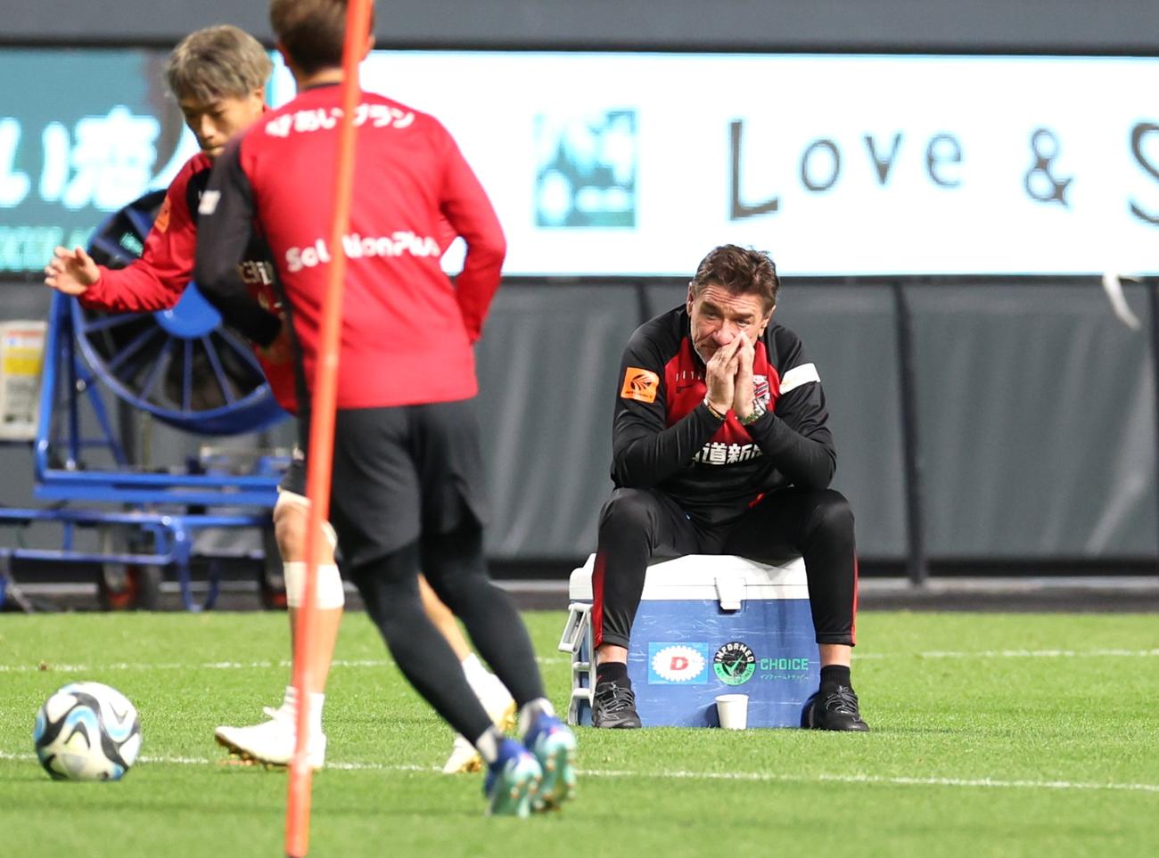 練習を見つめる札幌ペトロビッチ監督（撮影・黒川智章）