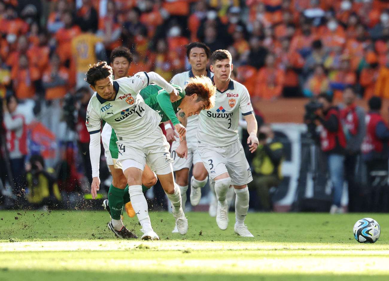 東京V対清水　前半、競り合う清水白崎（左）と東京V染野（撮影・宮地輝）