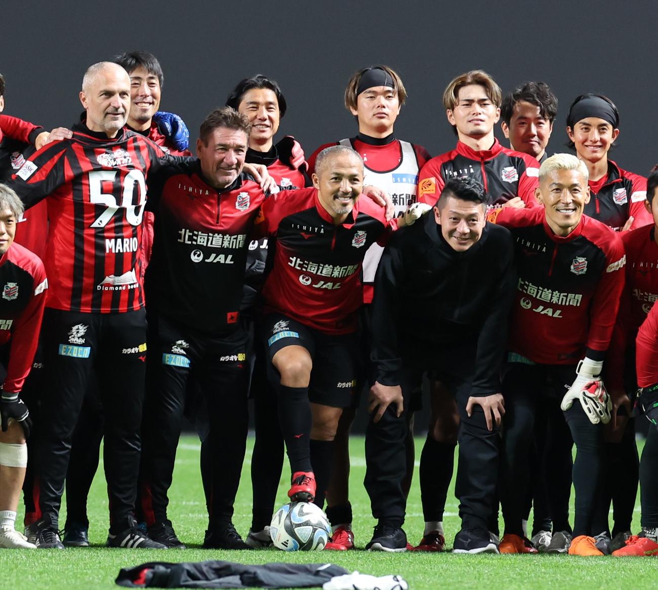 練習後、肩を組んで記念撮影する札幌小野（中央）（撮影・黒川智章）