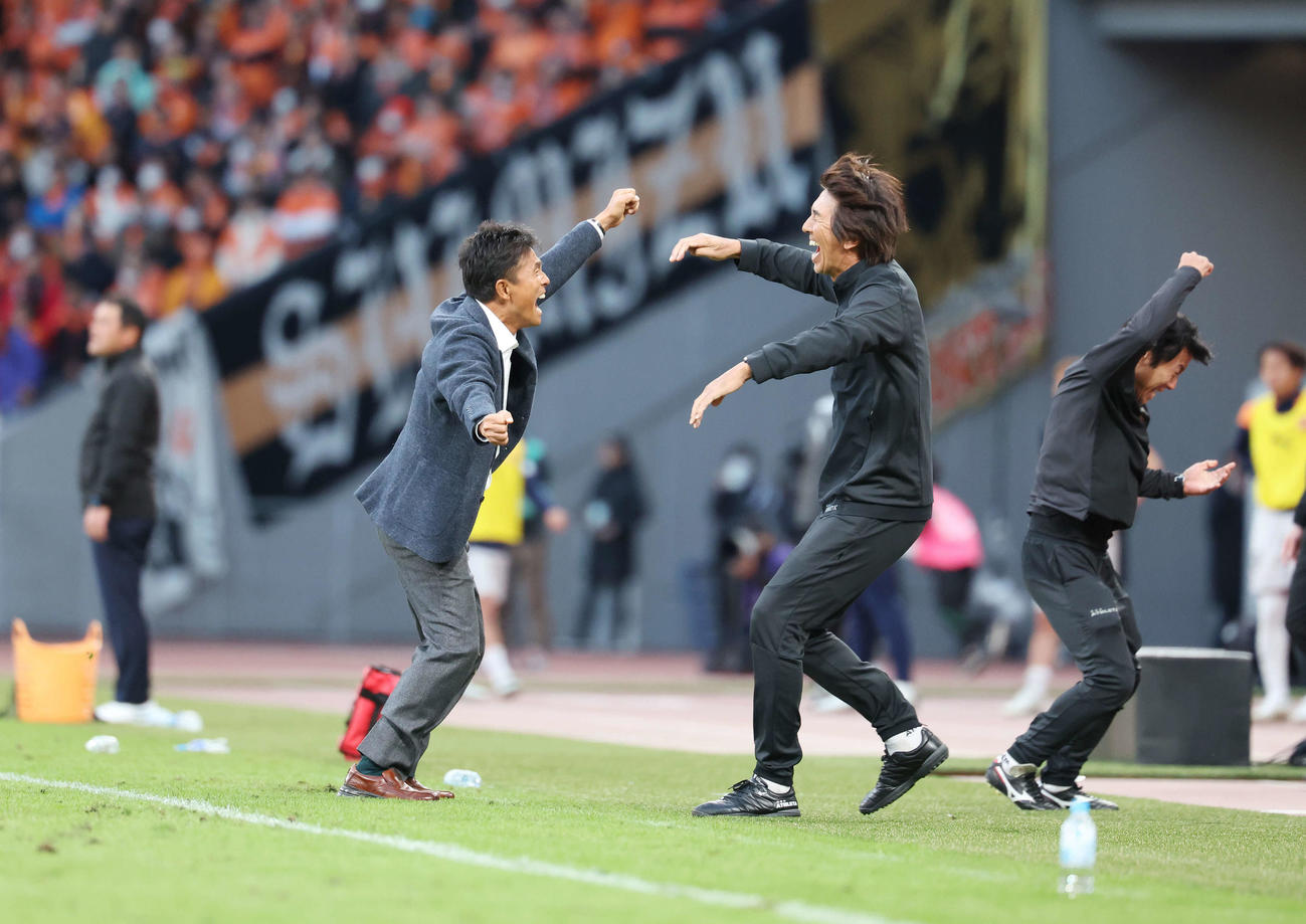 東京V対清水　J1昇格を決め、歓喜する東京V城福監督（左）（撮影・宮地輝）