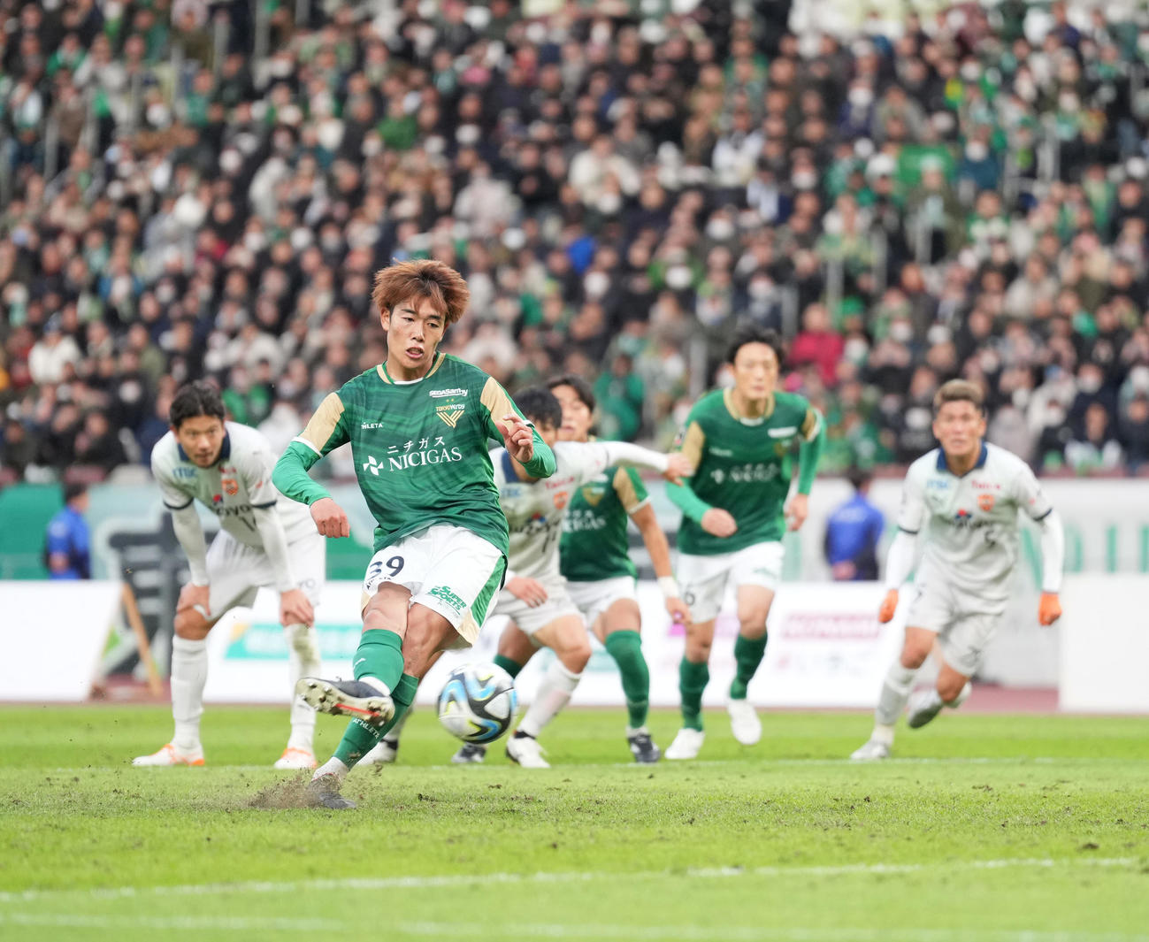 東京V対清水　後半、PKを決める東京V染野（撮影・井上学）